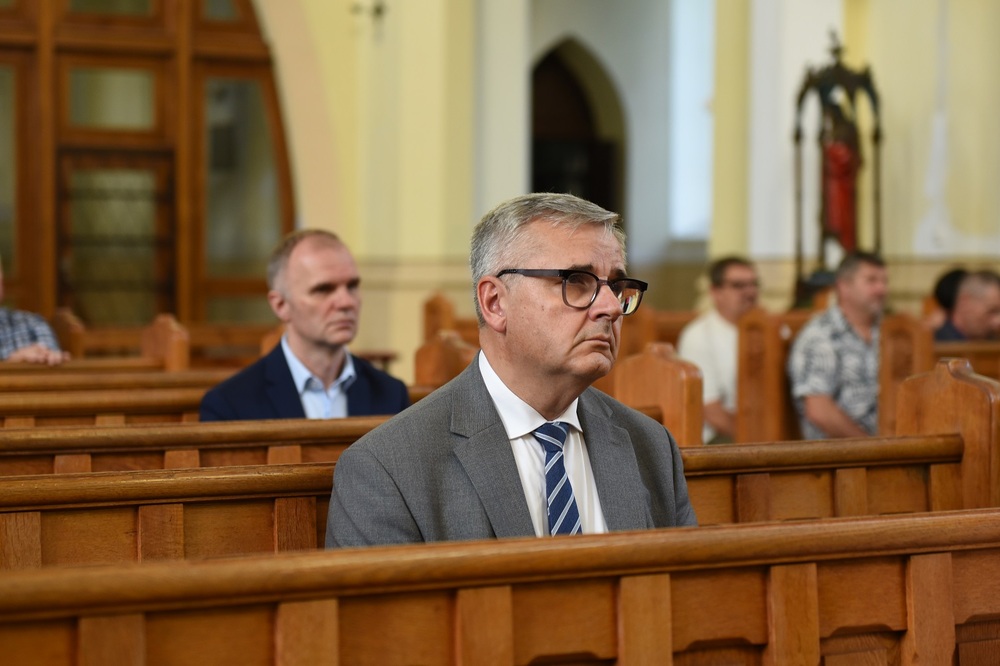 Odsłonięcie tablicy poświęconej Biskupiemu Komitetowi Pomocy przy parafii Niepokalanego Poczęcia NMP w Sosnowcu w latach 80. fot. Monika Kobylańska/IPN