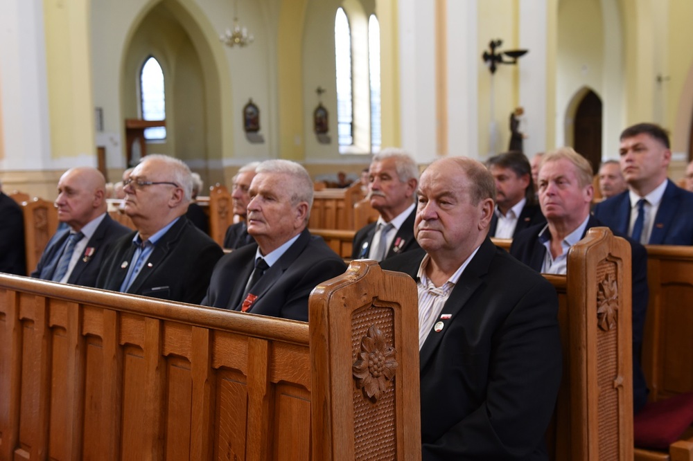 Odsłonięcie tablicy poświęconej Biskupiemu Komitetowi Pomocy przy parafii Niepokalanego Poczęcia NMP w Sosnowcu w latach 80. fot. Monika Kobylańska/IPN