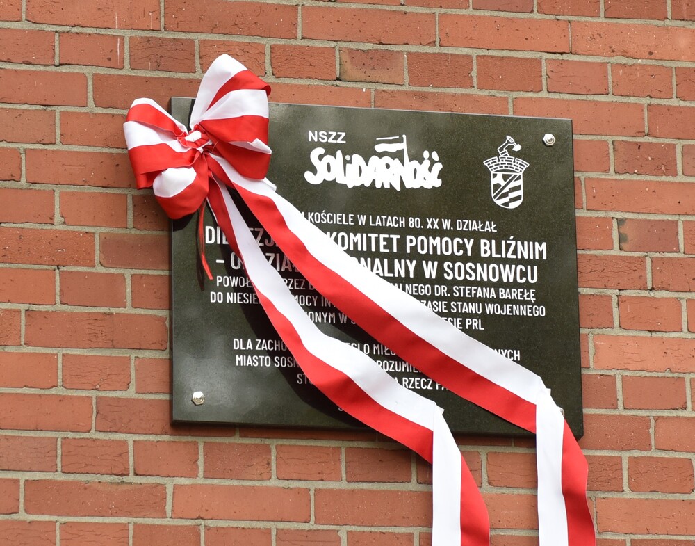 Odsłonięcie tablicy poświęconej Biskupiemu Komitetowi Pomocy przy parafii Niepokalanego Poczęcia NMP w Sosnowcu w latach 80. fot. Monika Kobylańska/IPN