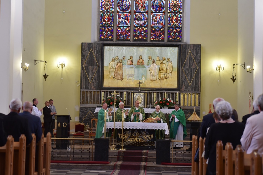 Odsłonięcie tablicy poświęconej Biskupiemu Komitetowi Pomocy przy parafii Niepokalanego Poczęcia NMP w Sosnowcu w latach 80. fot. Monika Kobylańska/IPN