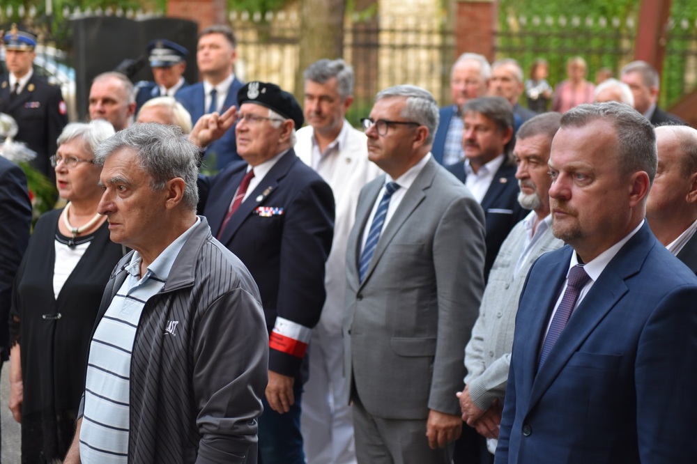 Odsłonięcie tablicy poświęconej Biskupiemu Komitetowi Pomocy przy parafii Niepokalanego Poczęcia NMP w Sosnowcu w latach 80. fot. Monika Kobylańska/IPN