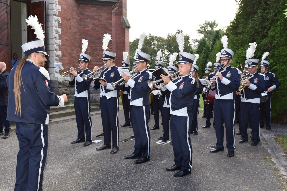 Odsłonięcie tablicy poświęconej Biskupiemu Komitetowi Pomocy przy parafii Niepokalanego Poczęcia NMP w Sosnowcu w latach 80. fot. Monika Kobylańska/IPN