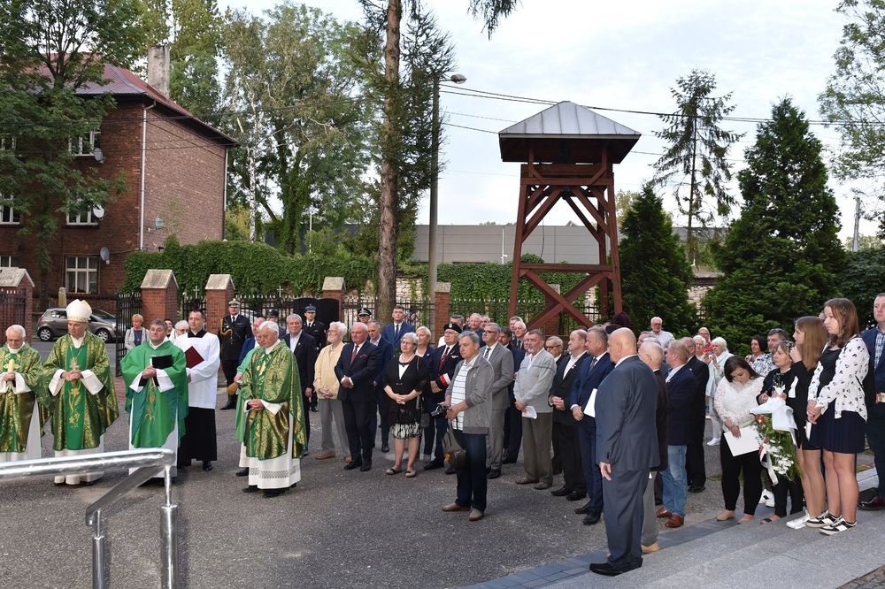 Odsłonięcie tablicy poświęconej Biskupiemu Komitetowi Pomocy przy parafii Niepokalanego Poczęcia NMP w Sosnowcu w latach 80. fot. Monika Kobylańska/IPN