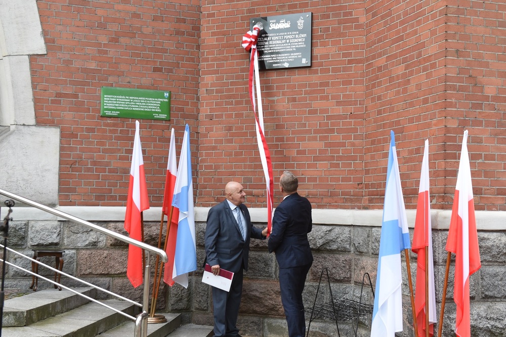 Odsłonięcie tablicy poświęconej Biskupiemu Komitetowi Pomocy przy parafii Niepokalanego Poczęcia NMP w Sosnowcu w latach 80. fot. Monika Kobylańska/IPN