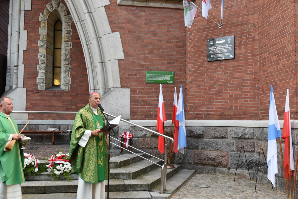 Odsłonięcie tablicy poświęconej Biskupiemu Komitetowi Pomocy przy parafii Niepokalanego Poczęcia NMP w Sosnowcu w latach 80. fot. Monika Kobylańska/IPN