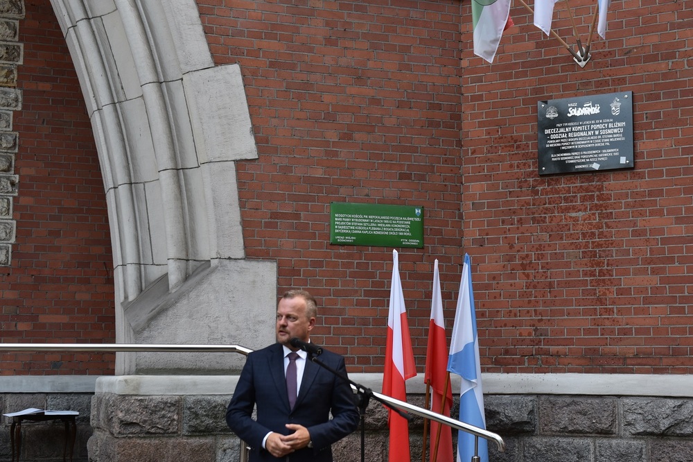 Odsłonięcie tablicy poświęconej Biskupiemu Komitetowi Pomocy przy parafii Niepokalanego Poczęcia NMP w Sosnowcu w latach 80. fot. Monika Kobylańska/IPN