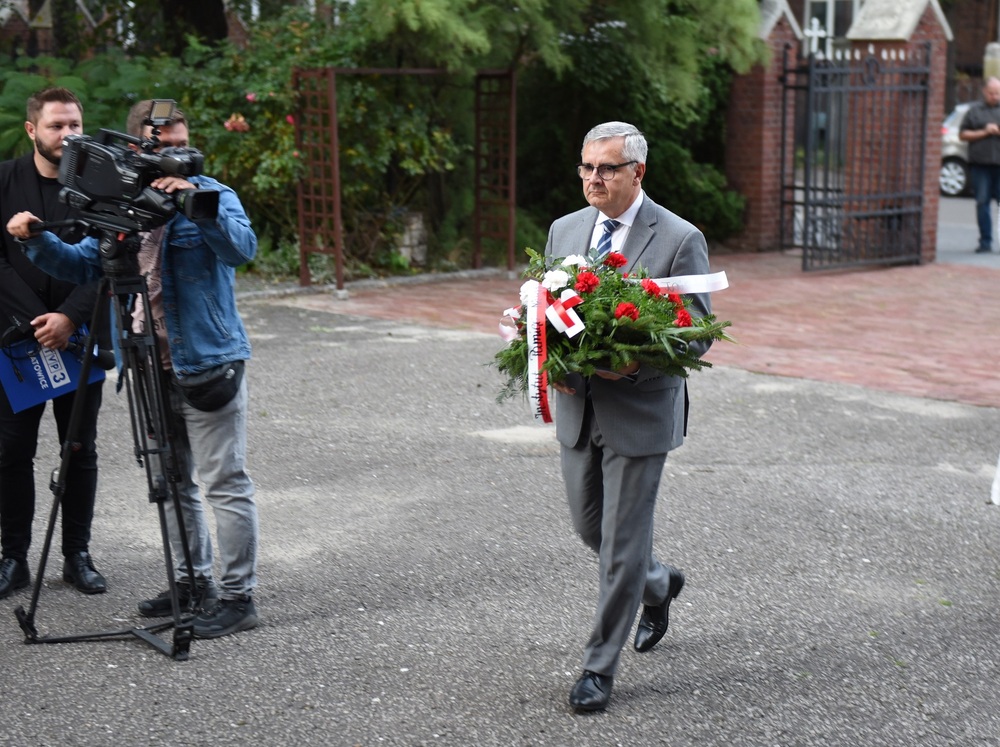 Odsłonięcie tablicy poświęconej Biskupiemu Komitetowi Pomocy przy parafii Niepokalanego Poczęcia NMP w Sosnowcu w latach 80. fot. Monika Kobylańska/IPN