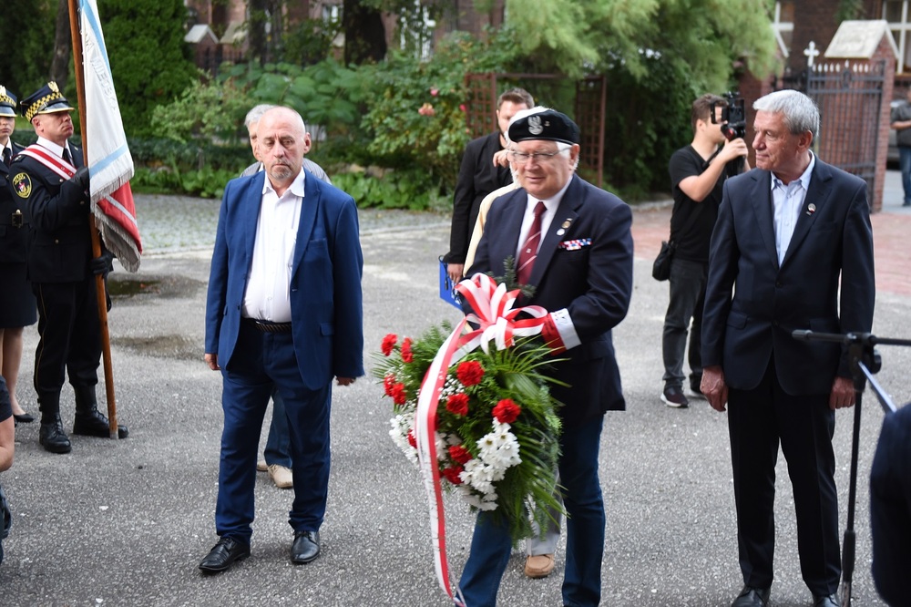 Odsłonięcie tablicy poświęconej Biskupiemu Komitetowi Pomocy przy parafii Niepokalanego Poczęcia NMP w Sosnowcu w latach 80. fot. Monika Kobylańska/IPN