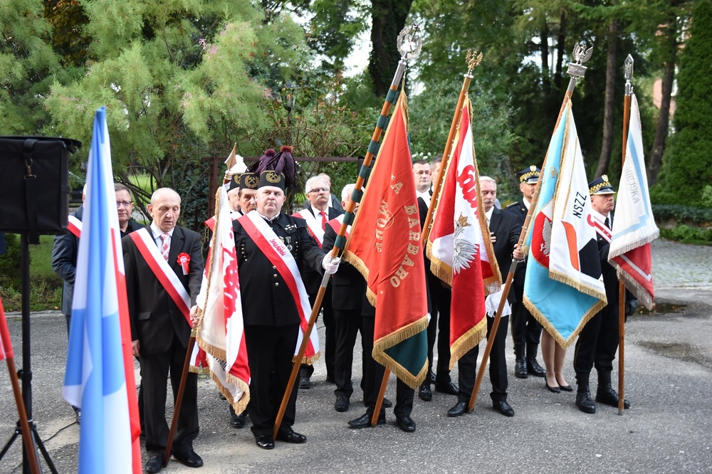 Odsłonięcie tablicy poświęconej Biskupiemu Komitetowi Pomocy przy parafii Niepokalanego Poczęcia NMP w Sosnowcu w latach 80. fot. Monika Kobylańska/IPN