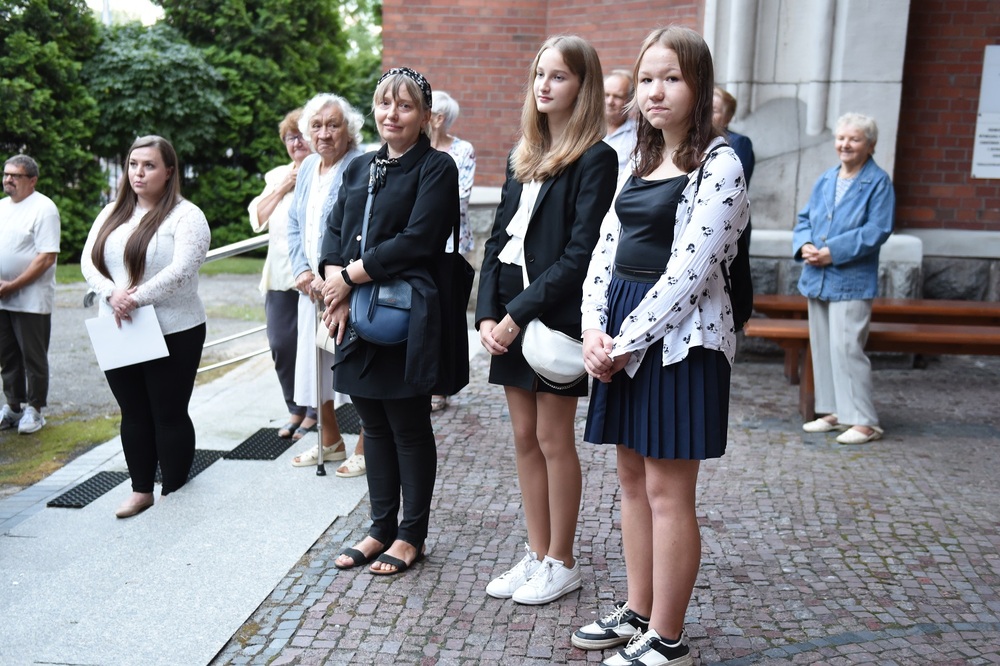 Odsłonięcie tablicy poświęconej Biskupiemu Komitetowi Pomocy przy parafii Niepokalanego Poczęcia NMP w Sosnowcu w latach 80. fot. Monika Kobylańska/IPN