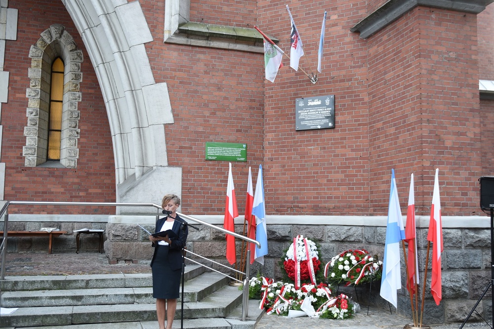 Odsłonięcie tablicy poświęconej Biskupiemu Komitetowi Pomocy przy parafii Niepokalanego Poczęcia NMP w Sosnowcu w latach 80. fot. Monika Kobylańska/IPN