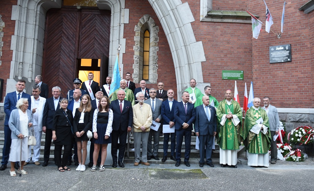 Odsłonięcie tablicy poświęconej Biskupiemu Komitetowi Pomocy przy parafii Niepokalanego Poczęcia NMP w Sosnowcu w latach 80. fot. Monika Kobylańska/IPN