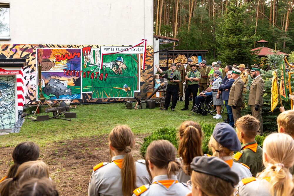 Odsłonięcie muralu poświęconego żołnierzom Straży Granicznej i 74 Górnośląskiego Pułku Piechoty. Fot. Michał Figzał (Stowarzyszenie Historyczne Reduta Częstochowa)