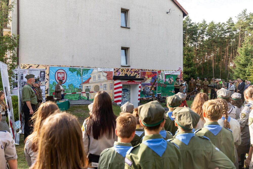 Odsłonięcie muralu poświęconego żołnierzom Straży Granicznej i 74 Górnośląskiego Pułku Piechoty. Fot. Michał Figzał (Stowarzyszenie Historyczne Reduta Częstochowa)