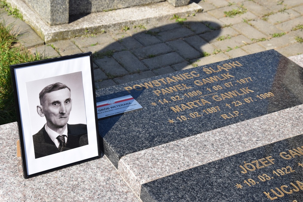 Oznaczenia grobu powstańca śląskiego Pawła Gawlika znakiem pamięci „Tobie Polsko” w Tarnowskich Górach. fot. Danuta Mikoda/IPN