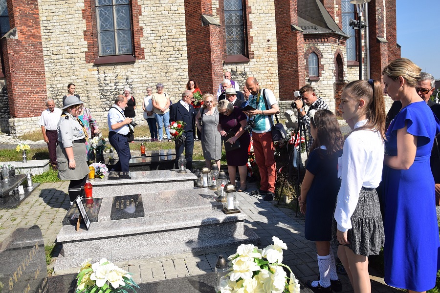 Oznaczenia grobu powstańca śląskiego Pawła Gawlika znakiem pamięci „Tobie Polsko” w Tarnowskich Górach. fot. Danuta Mikoda/IPN