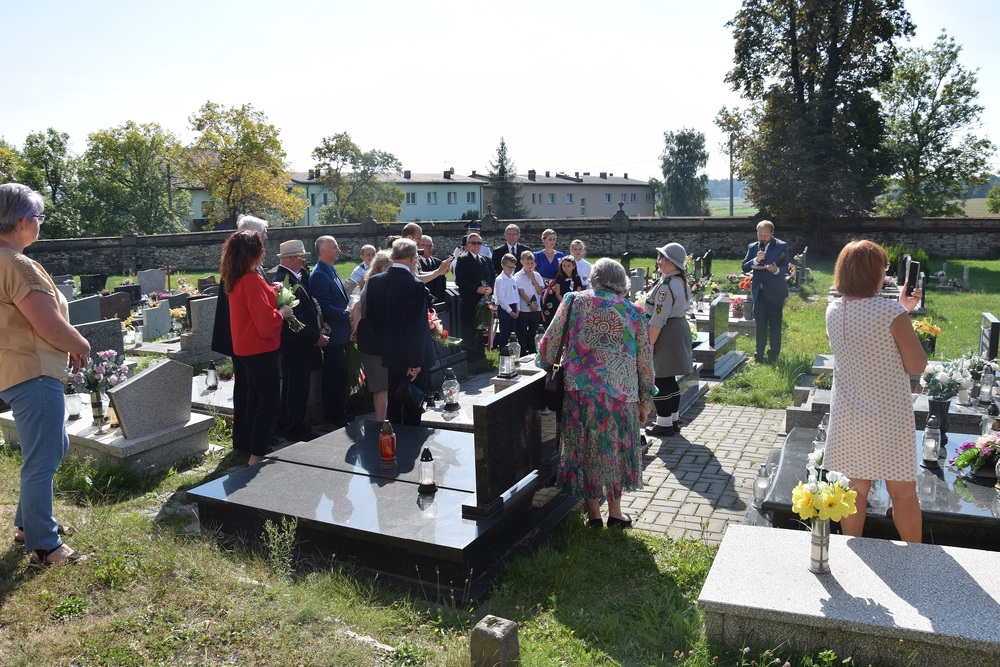 Oznaczenia grobu powstańca śląskiego Pawła Gawlika znakiem pamięci „Tobie Polsko” w Tarnowskich Górach. fot. Danuta Mikoda/IPN