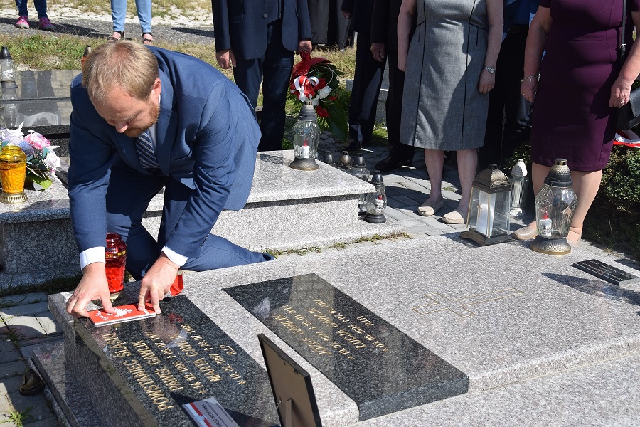 Oznaczenia grobu powstańca śląskiego Pawła Gawlika znakiem pamięci „Tobie Polsko” w Tarnowskich Górach. fot. Danuta Mikoda/IPN
