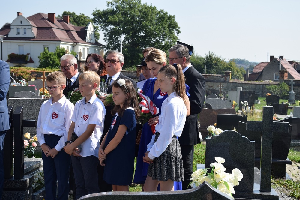 Oznaczenia grobu powstańca śląskiego Pawła Gawlika znakiem pamięci „Tobie Polsko” w Tarnowskich Górach. fot. Danuta Mikoda/IPN