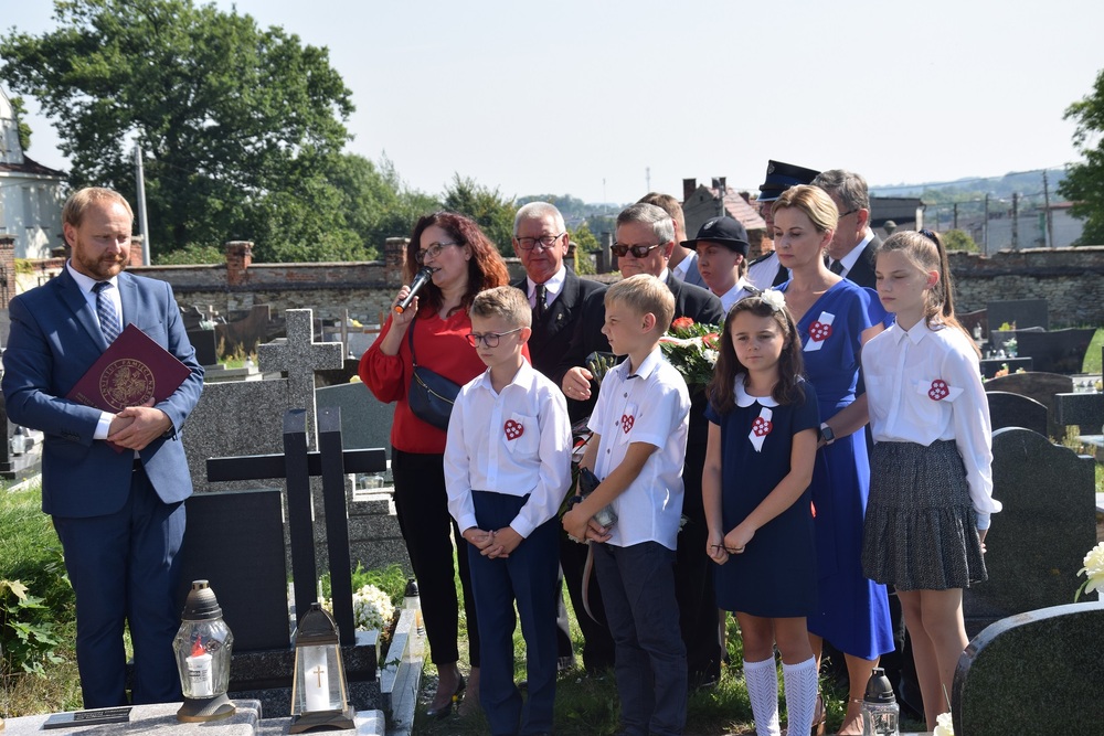 Oznaczenia grobu powstańca śląskiego Pawła Gawlika znakiem pamięci „Tobie Polsko” w Tarnowskich Górach. fot. Danuta Mikoda/IPN