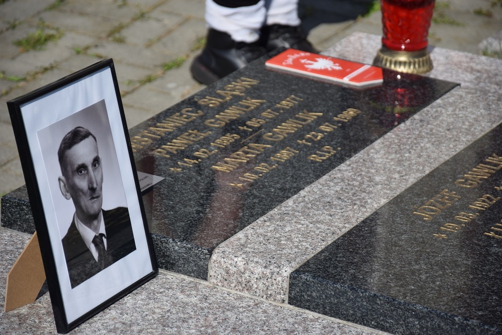 Oznaczenia grobu powstańca śląskiego Pawła Gawlika znakiem pamięci „Tobie Polsko” w Tarnowskich Górach. fot. Danuta Mikoda/IPN