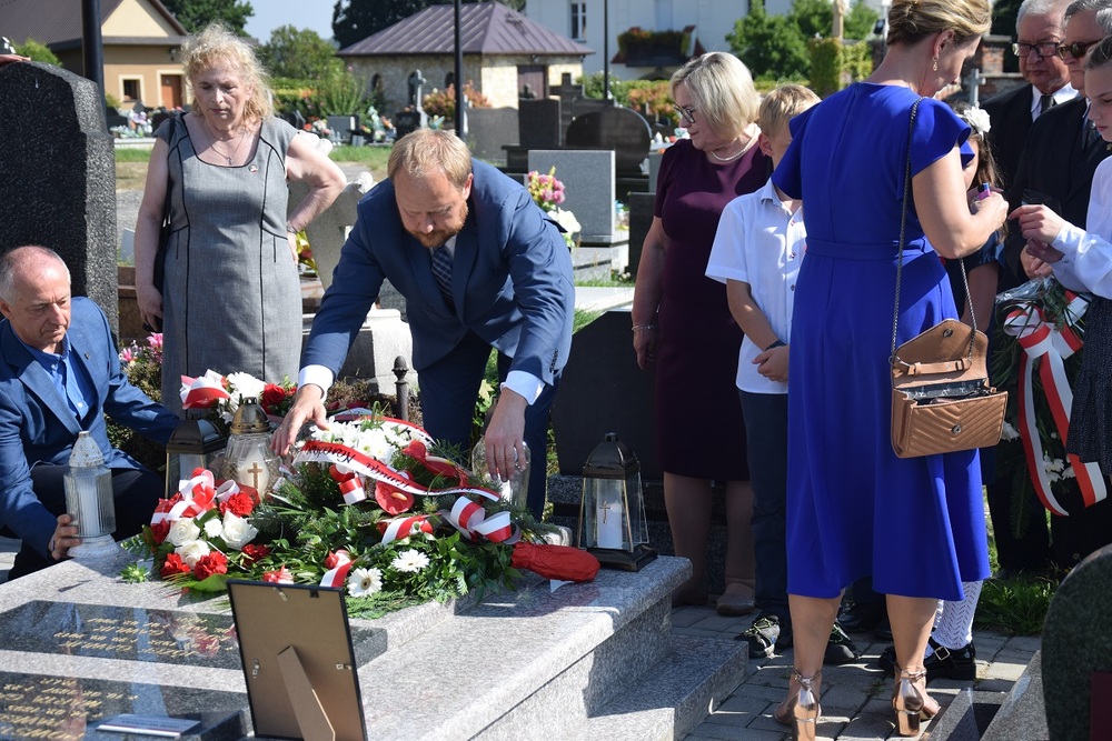 Oznaczenia grobu powstańca śląskiego Pawła Gawlika znakiem pamięci „Tobie Polsko” w Tarnowskich Górach. fot. Danuta Mikoda/IPN