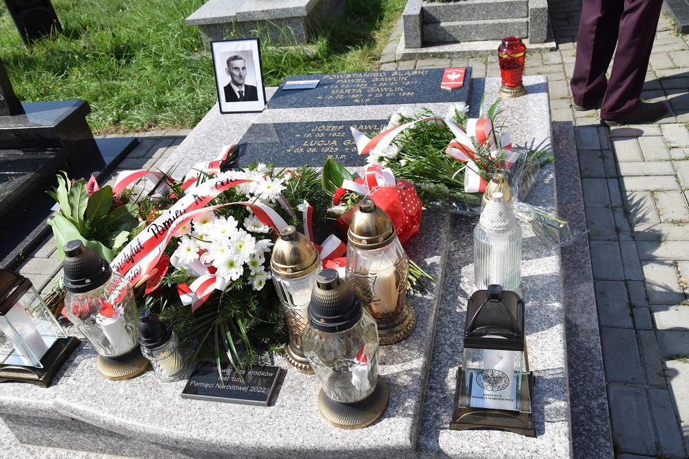 Oznaczenia grobu powstańca śląskiego Pawła Gawlika znakiem pamięci „Tobie Polsko” w Tarnowskich Górach. fot. Danuta Mikoda/IPN