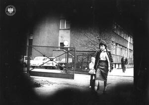Przykładowe zdjęcie zrobione przez funkcjonariuszy pionu „B” z ukrycia. Katowice, 8 V 1979 r. (IPN Ka 435/14)