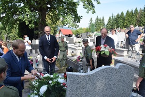 Uroczystość oznaczenia grobu powstańca śląskiego Józefa Kadeli znakiem pamięci „Tobie Polsko” w  Krzeszowie. Fot. Danuta Mikoda/IPN