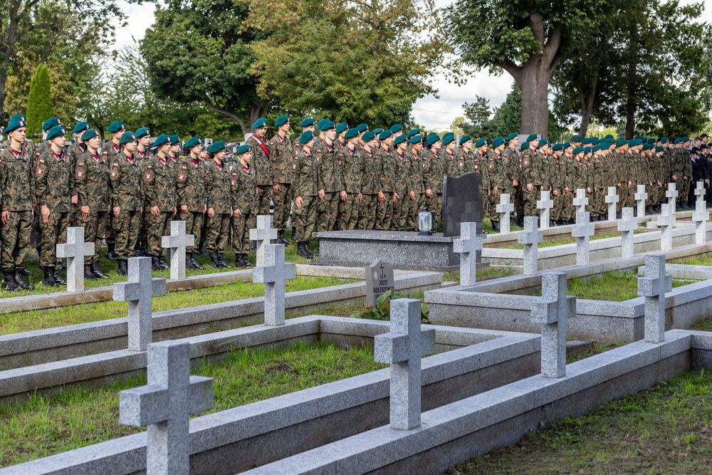 Młodzież częstochowskich klas mundurowych podążyła szlakiem 7 Dywizji Piechoty. Fot. Michał Figzał (Stowarzyszenie Historyczne Reduta Częstochowa)