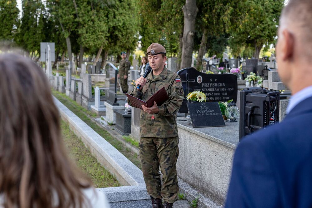 Młodzież częstochowskich klas mundurowych podążyła szlakiem 7 Dywizji Piechoty. Fot. Michał Figzał (Stowarzyszenie Historyczne Reduta Częstochowa)
