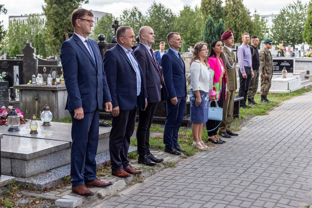 Młodzież częstochowskich klas mundurowych podążyła szlakiem 7 Dywizji Piechoty. Fot. Michał Figzał (Stowarzyszenie Historyczne Reduta Częstochowa)