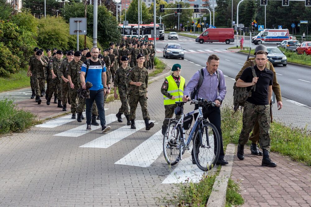 Młodzież częstochowskich klas mundurowych podążyła szlakiem 7 Dywizji Piechoty. Fot. Michał Figzał (Stowarzyszenie Historyczne Reduta Częstochowa)