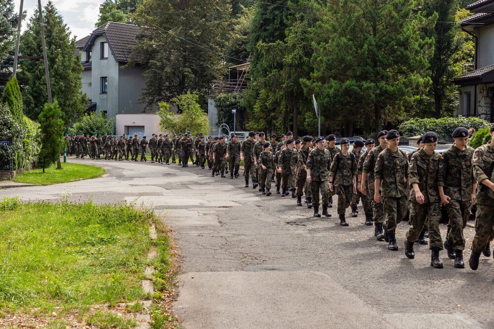 Młodzież częstochowskich klas mundurowych podążyła szlakiem 7 Dywizji Piechoty. Fot. Michał Figzał (Stowarzyszenie Historyczne Reduta Częstochowa)
