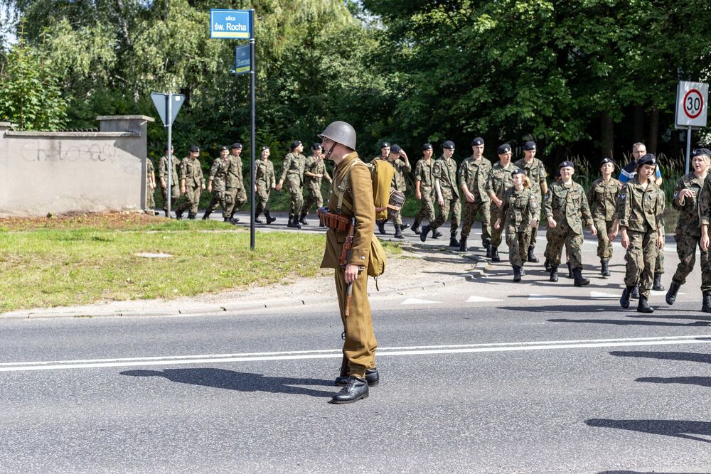Młodzież częstochowskich klas mundurowych podążyła szlakiem 7 Dywizji Piechoty. Fot. Michał Figzał (Stowarzyszenie Historyczne Reduta Częstochowa)