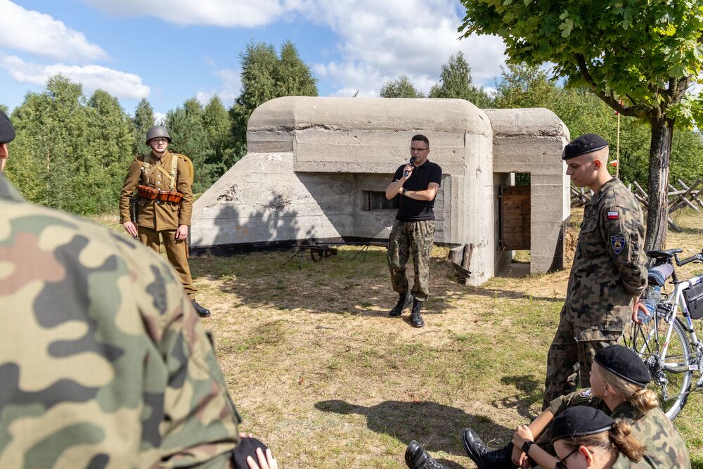 Młodzież częstochowskich klas mundurowych podążyła szlakiem 7 Dywizji Piechoty. Fot. Michał Figzał (Stowarzyszenie Historyczne Reduta Częstochowa)