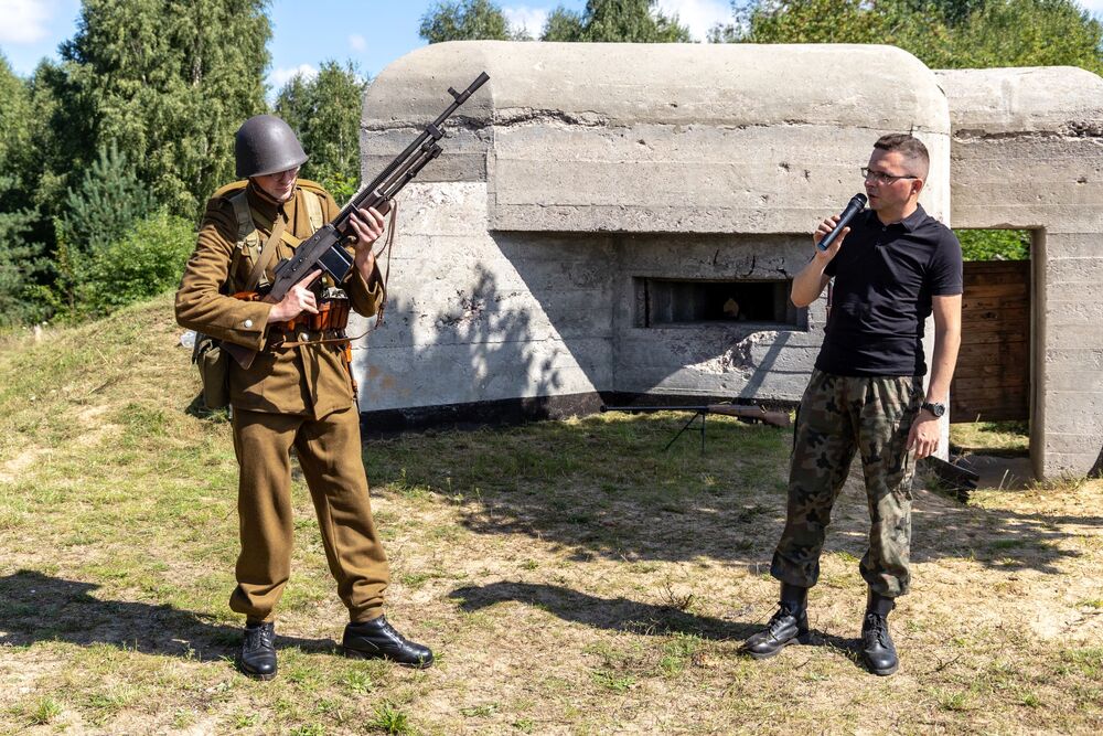 Młodzież częstochowskich klas mundurowych podążyła szlakiem 7 Dywizji Piechoty. Fot. Michał Figzał (Stowarzyszenie Historyczne Reduta Częstochowa)