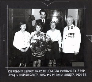 Dyrektor i młodzież ze szkoły w Grabowej, prawdopodobnie 1965 r. (IPN Ka 439/28)