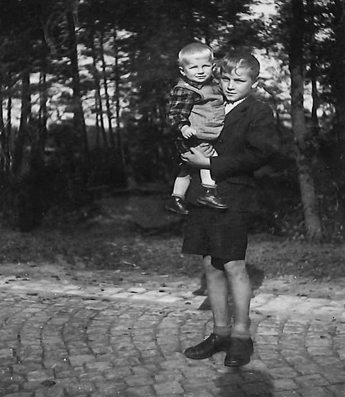 Rudolf Mojeścik (stojący) i jego młodszy brat Marian. fot. archiwum rodzinne