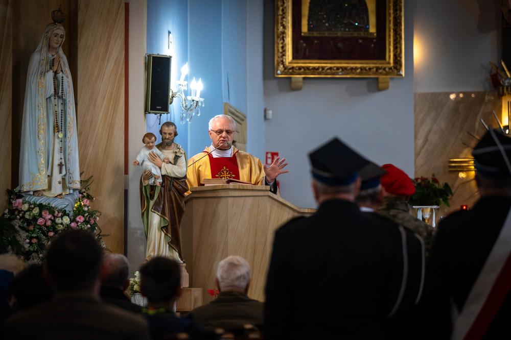 Uroczystość odsłonięcia tablicy upamiętniającej plut. Wiesława Purzyckiego. Fot. Krzysztof Łojko/IPN