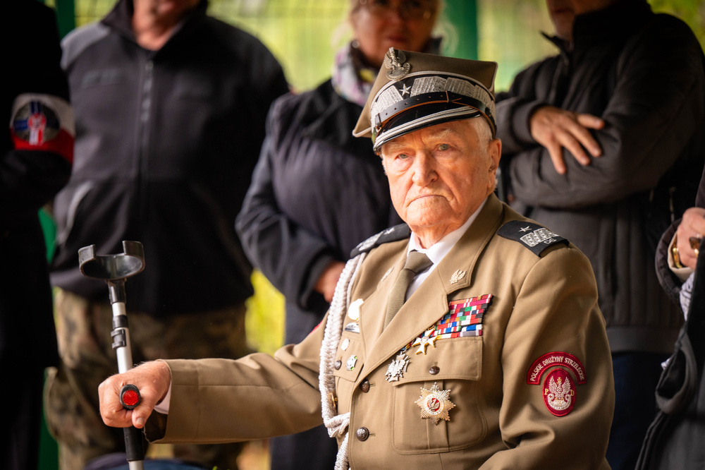 Uroczystość odsłonięcia tablicy upamiętniającej plut. Wiesława Purzyckiego. Fot. Krzysztof Łojko/IPN