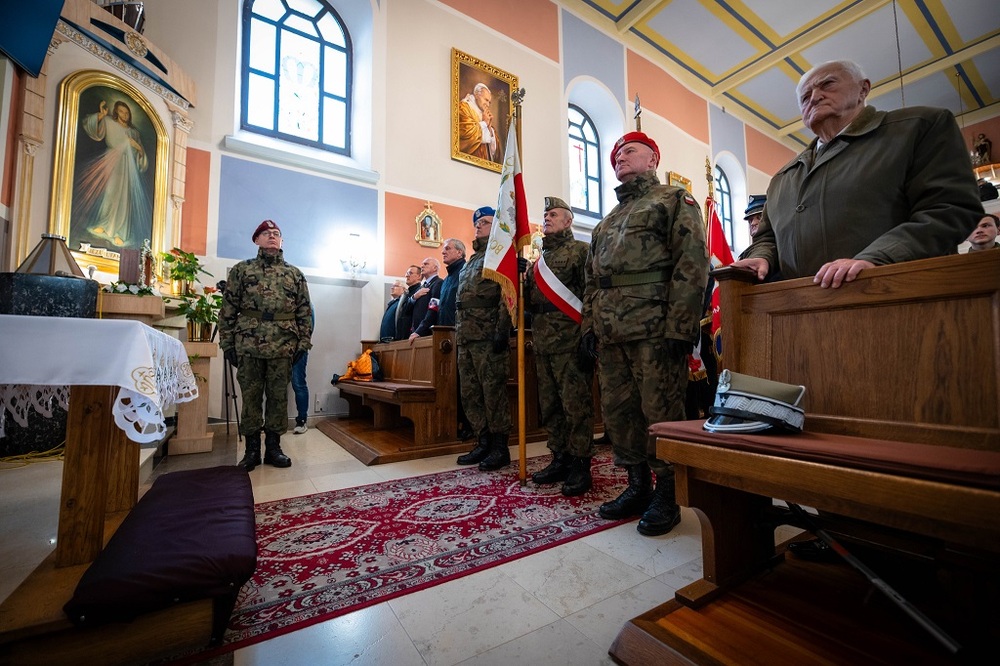 Uroczystość odsłonięcia tablicy upamiętniającej plut. Wiesława Purzyckiego. Fot. Krzysztof Łojko/IPN