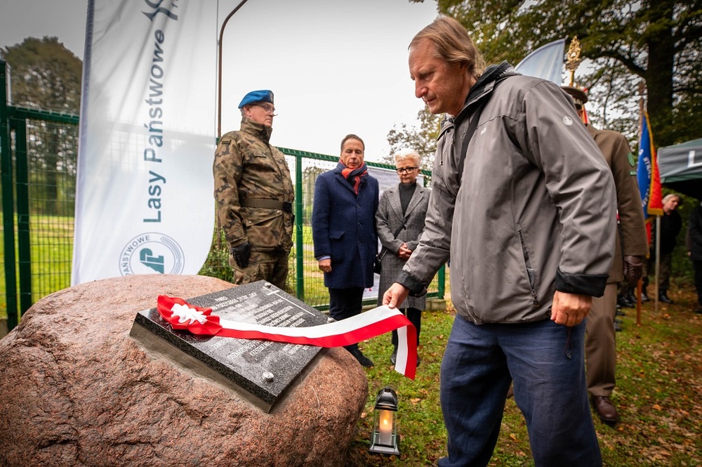 Uroczystość odsłonięcia tablicy upamiętniającej plut. Wiesława Purzyckiego. Fot. Krzysztof Łojko/IPN