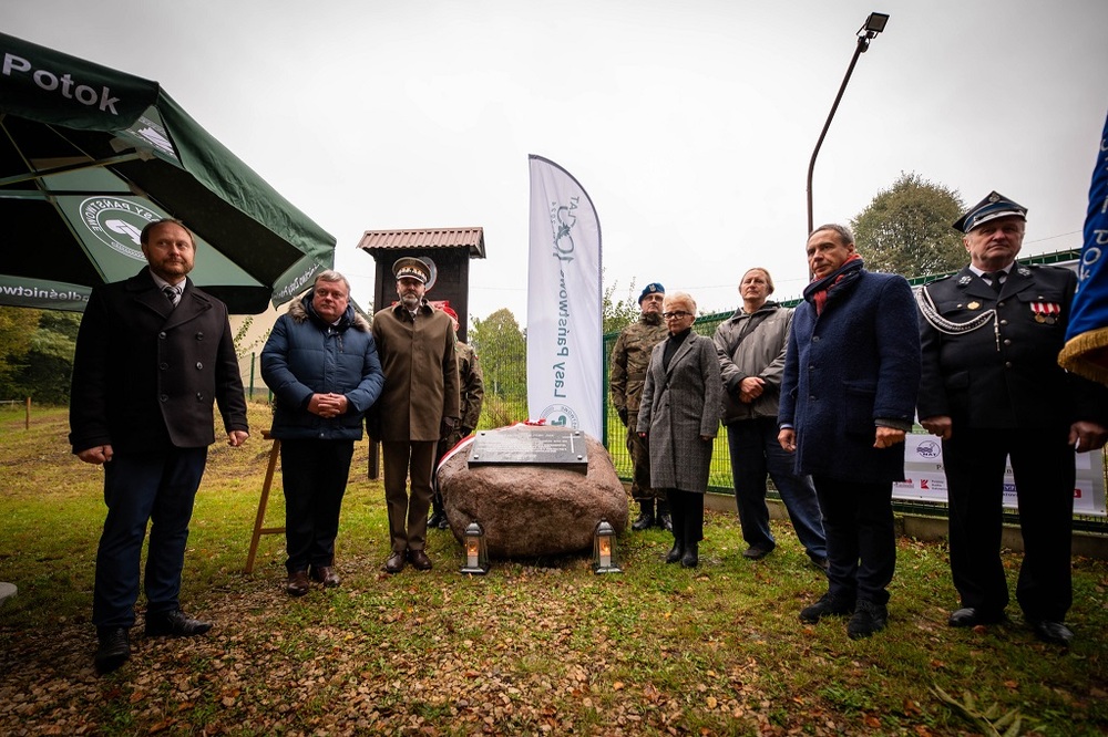 Uroczystość odsłonięcia tablicy upamiętniającej plut. Wiesława Purzyckiego. Fot. Krzysztof Łojko/IPN