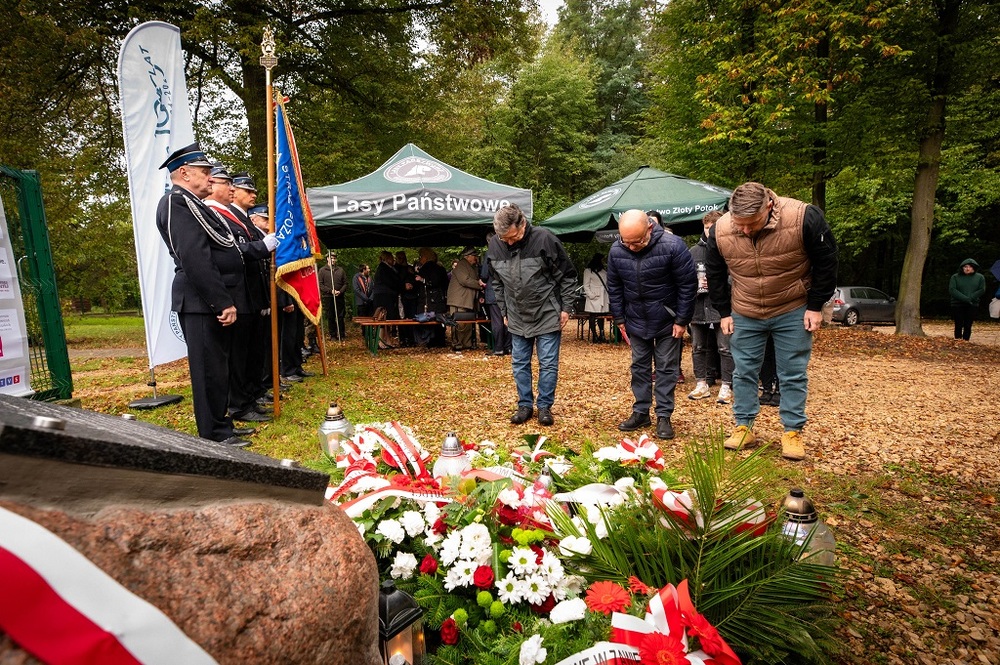 Uroczystość odsłonięcia tablicy upamiętniającej plut. Wiesława Purzyckiego. Fot. Krzysztof Łojko/IPN