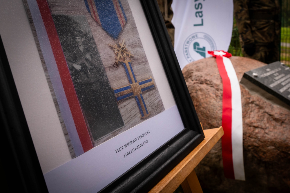 Uroczystość odsłonięcia tablicy upamiętniającej plut. Wiesława Purzyckiego. Fot. Krzysztof Łojko/IPN