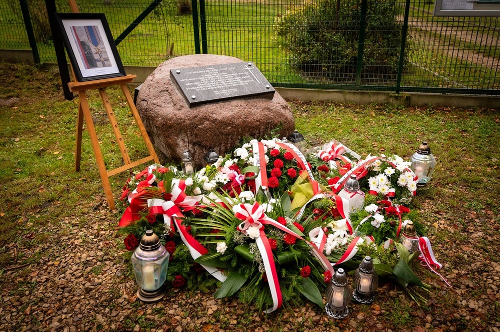Uroczystość odsłonięcia tablicy upamiętniającej plut. Wiesława Purzyckiego. Fot. Krzysztof Łojko/IPN