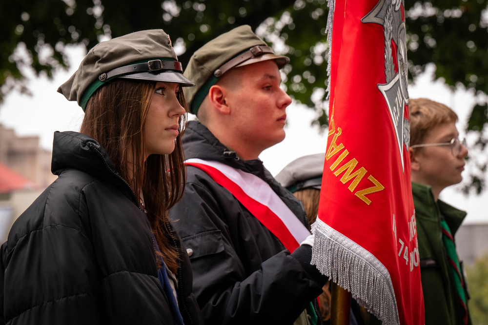 Oznaczenie grobu powstańca śląskiego Szymona Wieczorka znakiem pamięci „Tobie Polsko”. Fot. Krzysztof Łojko/IPN