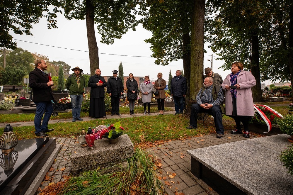 Oznaczenie grobu powstańca śląskiego Szymona Wieczorka znakiem pamięci „Tobie Polsko”. Fot. Krzysztof Łojko/IPN