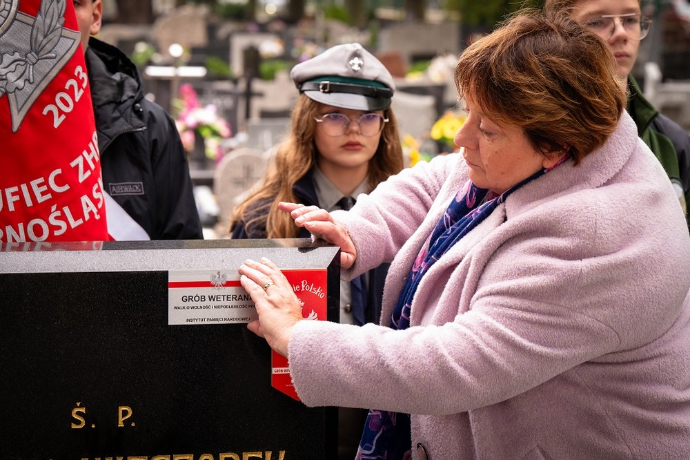 Oznaczenie grobu powstańca śląskiego Szymona Wieczorka znakiem pamięci „Tobie Polsko”. Fot. Krzysztof Łojko/IPN